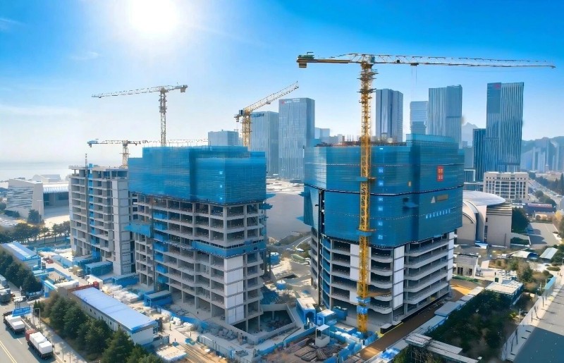 Uroczyste świętowanie pomyślnego zawieszenia wiechy na strukturze podstawowej Qingdao Fortune Finance Innovation Center