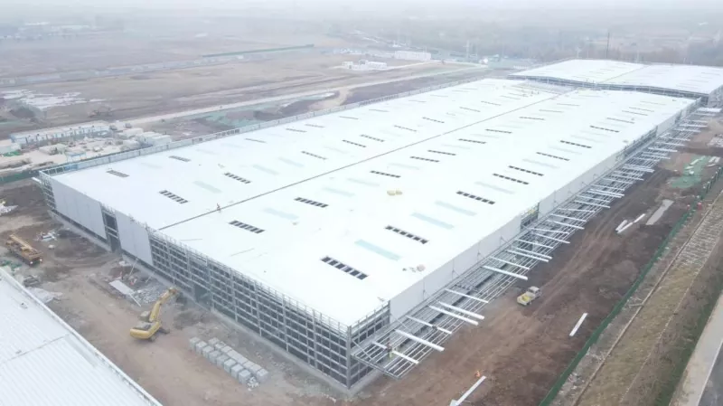 Dlaczego w przypadku konstrukcji fabryki mechanicznej z ramą stalową konieczne jest zaprojektowanie podpór kolumn?