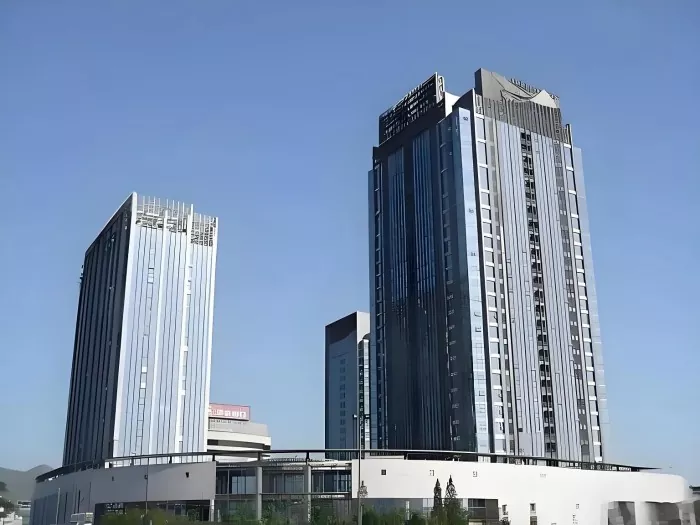Stalowa rama usztywniająca wysoki budynek