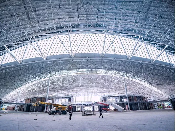 Terminal tanich linii lotniczych o stalowej ramie