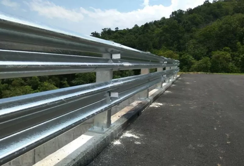 Stalowa poręcz autostradowa