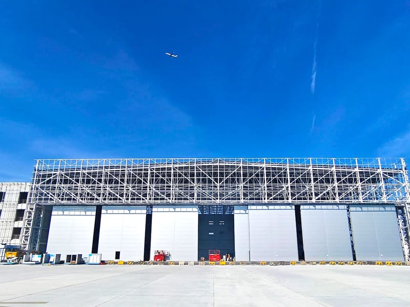 Hangar centrum lotnictwa cywilnego o konstrukcji stalowej