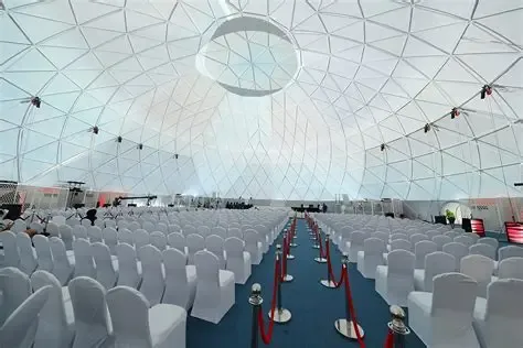 Sala wystawowa z zawieszoną kopułą